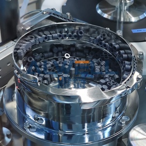 Système de remplissage et de bouchage automatique de pâtes visqueuses et de gels sans bulles, motorisé, pour produits de <span class=keywords><strong>comblement</strong></span> à l'<span class=keywords><strong>acide</strong></span> <span class=keywords><strong>hyaluronique</strong></span> avec flacons en verre - Product Image 2