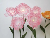 Support de lumière LED personnalisé avec des fleurs géantes en organza, disposition de scène décorative de fête pour Noël et les mariages d'école