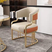 Chaise de salle à manger nordique luxueuse à dossier haut avec revêtement en cuir de qualité supérieure et pieds en métal, idéale pour les hôtels et salons splendides