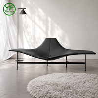 Fauteuil lounge moderne de luxe en cuir noir, chaise longue ailée minimaliste, design ergonomique, salon, chambre, hôtel, bureau