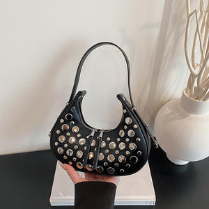 Sac mini hobo clouté <span class=keywords><strong>pour</strong></span> femme - Sac à bandoulière tendance en cuir PU <span class=keywords><strong>pour</strong></span> les soirées et les tenues décontractées - Product Image 1