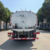 Le nouveau pétrolier à transmission manuelle Howo 6x4, d'une capacité de 18 à 25 tonnes, est stocké par un fabricant d'équipement chinois