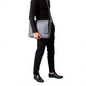 Sac bandoulière unisexe en cuir véritable ELYSIAN INDUSTRIES, noir uni, sangle réglable, poignée souple, durable, usage quotidien, 20-30L - Product Image 4