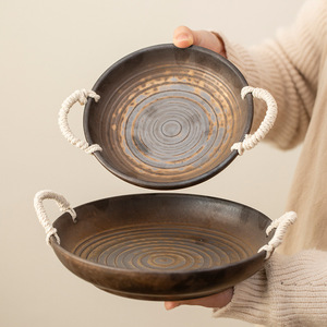 Plato de servir de cerámica redondo hecho a mano estilo Wabi Sabi con asas de cuerda para platos de fiesta - Product Image 2