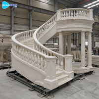 Escalier courbé en marbre blanc avec rampes, escaliers imposants polis et durables pour hôtel de luxe, villa, hall et intérieur de maison de maître
