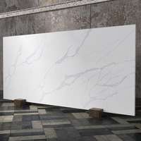 Comptoirs en pierre de quartz Calacatta dalle de surface solide d'épaisseur de 20mm pour la conception de dessus de table de cuisine moderne