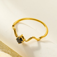 Exquisiter Wellenförmiger Dünner Ring aus Edelstahl mit Rundem Schwarzen Zirkon im Krappenfassung, Minimalistischer Schicker Alltags-Modeschmuck