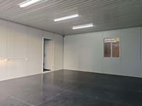 Nouveau design de garage préfabriqué durable avec structure en acier renforcé et porte enroulable – Maison modulaire