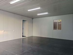 Nouveau <span class=keywords><strong>design</strong></span> de <span class=keywords><strong>garage</strong></span> préfabriqué durable avec structure en acier renforcé et porte enroulable – Maison modulaire - Product Image 3