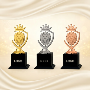 Trofeo con Forma de León de Metal Modelo 668 de POOJA GIFT CORPORATION, Base de Madera Negra, Acabado Premium, Grabado Láser en Oro, Plata y Bronce - Product Image 1