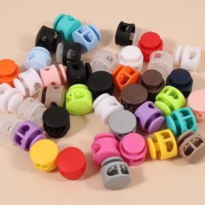 Hebilla de ajuste de plástico colorida con diseño de nariz de cerdo de doble orificio para cordón elástico, para chaquetas y abrigos, con diseño de hebilla de resorte - Product Image 1