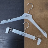 Hochwertige, Leichte und Langlebige Kunststoff-Kleiderbügel mit Logo, Clips und Hosenhalter für Damenbekleidungsgeschäfte