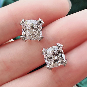 Orecchini a lobo da donna con quattro punte e pietre scintillanti da 8 mm, design a fiore di ghiaccio, gioielli alla moda per uso quotidiano, all'ingrosso - Product Image 3