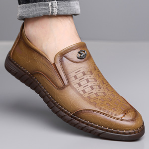 Mocassins en cuir pour hommes, bout rond, à enfiler, respirants, semelle en caoutchouc, motif géométrique, boucle décorative, chaussures de conduite décontractées pour l'automne - Product Image 1