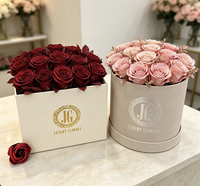 Boîte cadeau ronde carrée personnalisée en velours pour l'emballage de roses avec revêtement UV, finition mate et dorure à chaud, et présentoir