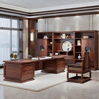 Bureau de direction de luxe avec emblème central et rangements latéraux coordonnés