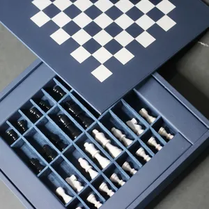 <span class=keywords><strong>Jeu</strong></span> d'échecs en cuir PU avec rangement, pliable et écologique, cadeau élégant pour la remise <span class=keywords><strong>des</strong></span> diplômes, la fête <span class=keywords><strong>des</strong></span> pères et la décoration intérieure - Product Image 1