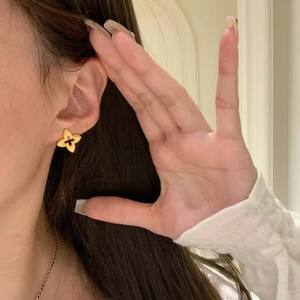 Boucles d'oreilles clous trèfle à quatre feuilles plaqué or de luxe, zircon texturé vintage, motif fleur porte-bonheur pour soirée - Product Image 4