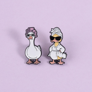 Spilla smaltata a forma di oca riccia con vestaglia e occhiali da sole, stile simpatico, distintivo da risvolto per zaino, gioiello divertente, regalo per coppia - Product Image 5