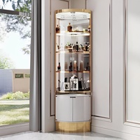 Meuble de bar d'angle moderne et minimaliste en laque blanche avec cadre plaqué or et portes en verre, personnalisation de meubles pour toute la maison