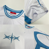 Maillot de football personnalisé en polyester à manches chauve-souris, tissu épissé, broderie, impression par transfert thermique, séchage rapide, style rétro