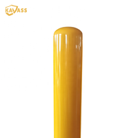 Borne de sécurité KAVASS robuste à dôme, montée en surface, en acier thermolaqué jaune, avec base carrée pour trafic commercial
