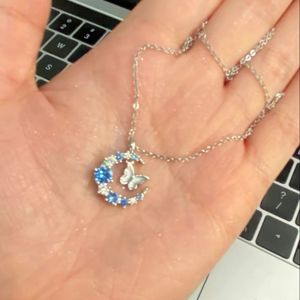 Nueva llegada redes sociales color dorado elegante desgaste luz idea delicado collar en forma de mariposa para mujeres venta al por mayor ajuste Favor - Product Image 3