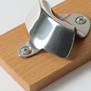 Ouvre-bouteille en bois à bouchon magnétique mural, vintage, en métal et personnalisé, avec attrape-bouchon - Product Image 4