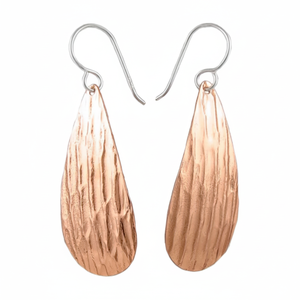 Boucles d'oreilles géométriques vintage en laiton plaqué or, texture martelée en cuivre, couleur or jaune, collection hiver 2026 - Product Image 1