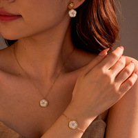 Parure de Bijoux en Acier Inoxydable Plaqué Or 18K avec Clous d'Oreilles Fleur en Coquillage Naturel Sculpté, Bracelet Breloque, Bague et Collier Pendentif