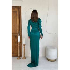 Vestido de noche verde esmeralda de satén con abertura, cintura natural y manga larga - Product Image 1
