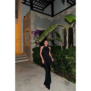 Robe de soirée noire en crochet avec détails en pierres scintillantes, taille empire luxueuse, taille XS, longueur ras du sol, pour les soirées formelles - Product Image 4