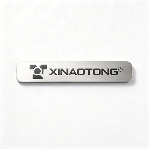 Plaque de logo personnalisée en aluminium brossé 3D en relief avec adhésif puissant pour cadeau d'entreprise - Product Image 1