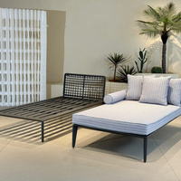 Chaise longue de piscine avec dossier en corde et coussins pour terrasse extérieure