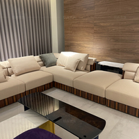Canapé d'angle luxueux avec des meubles de luxe légers
