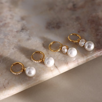 Pendientes Huggie de Perlas y Circonitas, Acero Inoxidable, Chapado en Oro de 18K, Resistentes al Agua, Joyería de Moda para Mujer, Venta al por Mayor