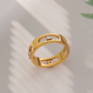 Anello da Donna Impermeabile in Acciaio Inossidabile Placcato Oro 18K di Alta Qualità con Zirconi Cubici Incastonati a Cerchio Completo - Product Image 2