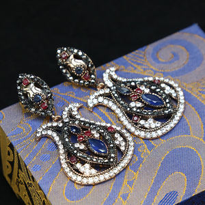 Pendientes de moda con temática vintage Clip de oreja con diamantes de imitación para mujer personalizado listo para enviar - Product Image 3