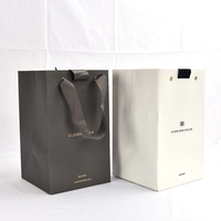 Sac cadeau en papier kraft gris classique écologique personnalisé OEM avec laminage à chaud doré pour emballage de bijoux, montres et boutiques