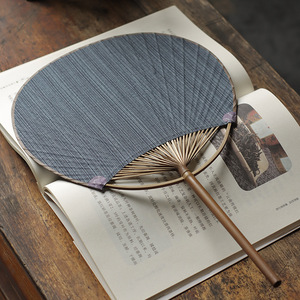 Éventail rond de style japonais, éventail élégant, éventail traditionnel chinois, accessoire de photographie Hanfu, éventail en bambou à long manche fait main - Product Image 3
