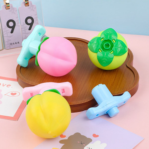 Toupie lumineuse en forme de pêche, jouet rotatif à piles pour enfants de 2 à 4 ans, jeu d'extérieur unisexe - Product Image 1