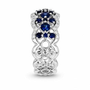 Bague large en or blanc 18 carats avec grappe de saphirs et pavé de diamants, motif ajouré filigrané, bijou de luxe pour femme - Product Image 2
