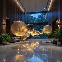 Lustre moderne en verre cristal sur mesure pour projet commercial, idéal pour l'entrée d'un hôtel ou un hall.