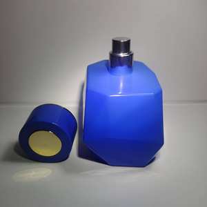 Bouteille de parfum en verre Unikely avec pulvérisateur à pompe Blue Hexagon Jamur Blue Design élégant et finition élégante - Product Image 5