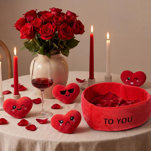 Set di 5 Peluche a Forma di Cuore per San Valentino, Giocattoli Imbottiti con Faccia Ricamata in un Cestino, Regalo per Fidanzata o Fidanzato - Product Image 4