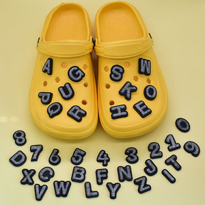 Dijes de Goma Suave de PVC para Zapatos <span class=keywords><strong>Xiami</strong></span>, Letras Plateadas Creativas Desmontables, Accesorios para Zuecos, Decoración Unisex - Product Image 1