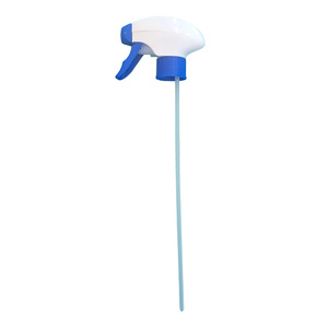 Spruzzatore bianco blu con grilletto e ugello lungo per pulizia e giardinaggio - Product Image 1