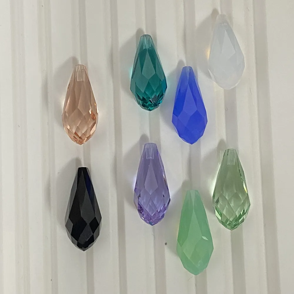 Ucuz fiyat su damlası şekli cam Faceted Gemstone yarım delik