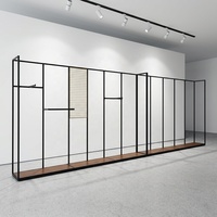 Porte-vêtements mural linéaire fin en métal noir avec accent grille dorée et base en bois – Fabricant