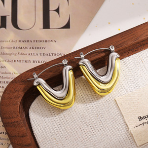 Pendientes de aro de acero inoxidable con forma geométrica de V, chapados en oro de 18k, diseño moderno, joyería de moda para mujeres y niñas. - Product Image 3